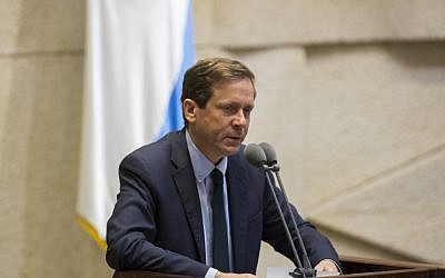 Leader of the opposition ML Isaac Herzog (Labor) addresses the Knesset during a vote on a bill to dissolve the parliament, on December 3, 2014. (photo credit: Yonatan Sindel/Flash90) 