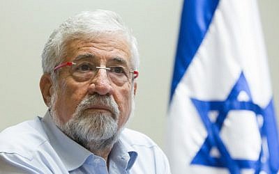 MK Amram Mitzna (Hatnua) seen during a party meeting in the Israeli parliament, December 08, 2014. (photo credit: Miriam Alster/FLASH90) 