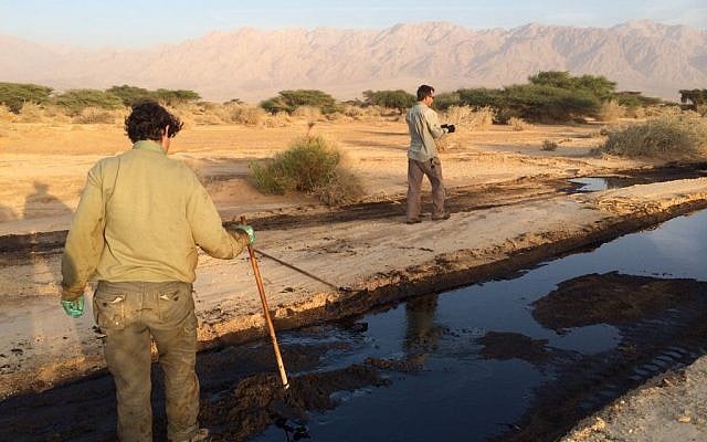 View of the oil spill in the Arava area of southern Israel on December 10, 2014 (photo credit: Shahar Ischarov/Israeli Environmental Protection Ministry) View of the oil spill in the Arava area of southern Israel on December 10, 2014 (photo credit: Shahar Ischarov/Israeli Environmental Protection Ministry)