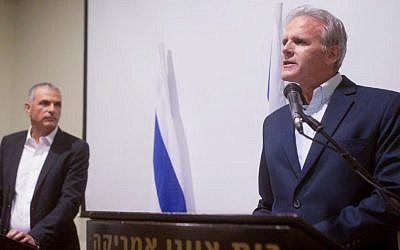 Former ambassador to the US Michael Oren announces he's running for the Knesset with his new Kulanu party leader Moshe Kahlon, December 24, 2014. (Photo credit: Ben Kelmer/Flash90)