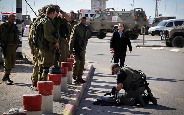 Israeli security forces at the site where an Israeli man was stabbed and lightly injured, December 01, 2014. (photo credit: Gershon Elinson/FLASH90)