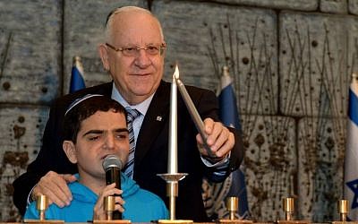 President Reuven Rivlin hosts a Hanukkah party December 16, 2014 for children with cancer. (Photo credit:  Haim Zach /GPO)