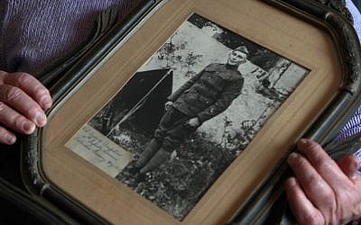 Elsie Shemin-Roth holds a World War I photo of her father, William Shemin, at her home in Labadie, Missouri, January 5, 2012. (photo credit: AP/Jeff Roberson, File)