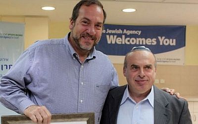 Rabbi Yechiel Eckstein and Jewish Agency chair Natan Sharansky observe Passover at an absorption center, April 14, 2011. (courtesy JAFI)