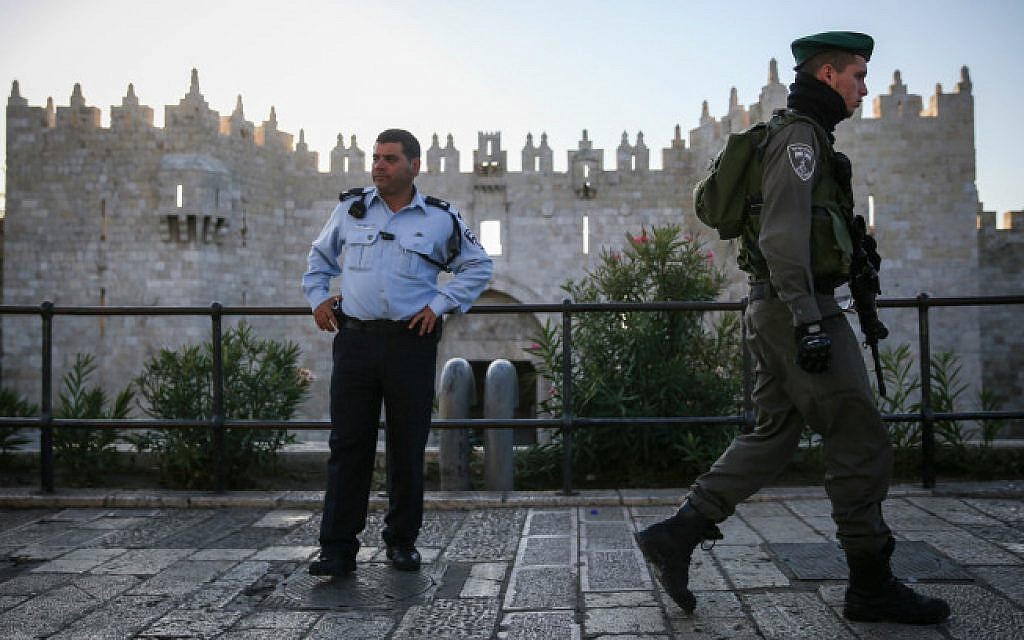 An Israel Police officer and a Border Policeman in front of the Damascus Gate in Jerusalem's Old City, November 19, 2014 (Hadas Parush/Flash 90) An Israel Police officer and a Border Policeman in front of the Damascus Gate in Jerusalem's Old City, November 19, 2014 (Hadas Parush/Flash 90)