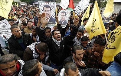 Palestinian supporters of dismissed senior Fatah leader Mohammed Dahlan shout slogans during a protest in Gaza City on December 18, 2014 (AFP/Mohammed Abed)