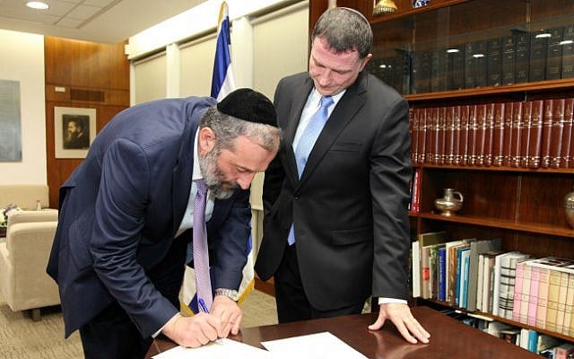 Shas party chairman Aryeh Deri (L) signing his official letter of resignation from the Knesset, December 30, 2014 (photo credit: Isaac Harari/Knesset Spokesperson) Shas party chairman Aryeh Deri (L) signing his official letter of resignation from the Knesset, December 30, 2014 (photo credit: Isaac Harari/Knesset Spokesperson)