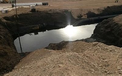 Major oil spill north of Eilat leads to "extensive contamination" as a result of a damage to the Trans-Israel pipeline December 4, 2014. (photo credit: Courtesy Eilat Fire Department) Major oil spill north of Eilat leads to "extensive contamination" as a result of a damage to the Trans-Israel pipeline, December 4, 2014. (photo credit: Courtesy Eilat Fire Department)