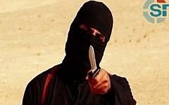 An image grab taken from a video released by the Islamic State (IS) and identified by private terrorism monitor SITE Intelligence Group on September 2, 2014 purportedly shows a masked militant holding a knife and gesturing as he speaks to the camera in a desert landscape before beheading 31-year-old US freelance writer Steven Sotloff.  (AFP PHOTO/SITE Intelligence Group/HO)