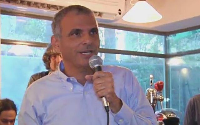 Moshe Kahlon speaks at a Tel Aviv pub on Friday, December 5, 2014 (screen capture: Channel 2)