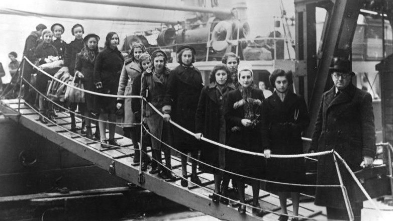 Jewish children from Poland arrive in London, February 1939. (Photo credit: CC-BY-SA/Bundesarchiv, Bild 183-S69279 / Wikimedia Commons) Jewish children from Poland arrive in London, February 1939. (Photo credit: CC-BY-SA/Bundesarchiv, Bild 183-S69279 / Wikimedia Commons)