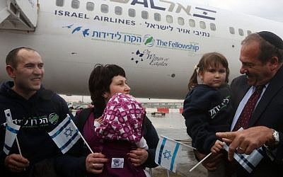 Rabbi Yechiel Eckstein with some of the 224 Ukrainian  Jewish refugees arrive in Israel on his organization's first "Fellowship Aliya" flight, December 22, 2014. (photo credit: International Fellowship of Christians and Jews)