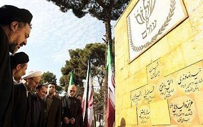 Iranian officials attend a ceremony to unveil a monument in Tehran December 15, 2014, honoring fallen Jewish soldiers. (Photo credit: IRNA)