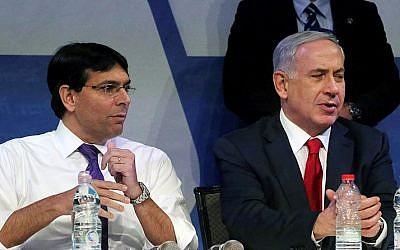 Likud member Danny Danon (left) and Prime Minister Benjamin Netanyahu (right) at the Likud party conference at the Airport City conference center, near Modi'in, on November 9, 2014 (Flash90)