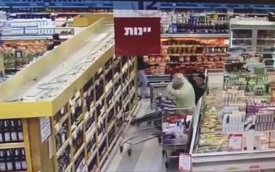 Security camera footage showing a stabbing attack at a Rami Levy supermarket on December 3. 2014. (Screen capture: YouTube)
