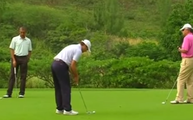 Malaysia PM Najib Razak teeing off with US President Barack Obama on December 25, 2014. (screen capture: YouTube/Reuters) Malaysia PM Najib Razak teeing off with US President Barack Obama on December 25, 2014. (screen capture: YouTube/Reuters)