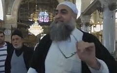 Sheikh Omar Abu Sara calls for the slaughter of the Jews at the Al-Aqsa Mosque in Jerusalem, on November 28, 2014 (YouTube screen capture)