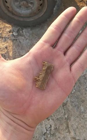 A Roman-era comb found at the Judean Desert's Cave of Skulls by six Palestinians who dug illegally for antiquities and were arrested on November 30, 2014. (photo credit: Unit for the Prevention of Antiquities Robbery in the Israel Antiquities Authority) A Roman-era comb found at the Judean Desert's Cave of Skulls by six Palestinians who dug illegally for antiquities and were arrested on November 30, 2014. (photo credit: Unit for the Prevention of Antiquities Robbery in the Israel Antiquities Authority)
