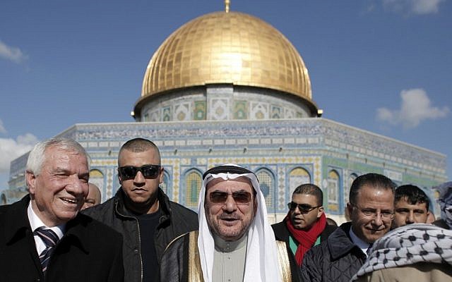 Iyad bin Amin Madani, secretary general of the Organization of Islamic Cooperation (C) walks outside Jerusalem's Dome of the Rock during his visit to the Temple Mount on January 5, 2015. (photo credit: AFP PHOTO/ AHMAD GHARABLI) Iyad bin Amin Madani, secretary general of the Organization of Islamic Cooperation (C) walks outside Jerusalem's Dome of the Rock during his visit to the Temple Mount on January 5, 2015. (photo credit: AFP PHOTO/ AHMAD GHARABLI)