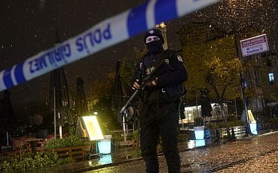 A police officer stands guard along a street after a female suicide bomber blew herself up in police station in the Sultanahmet district of Istanbul, Turkey January 6, 2015. (photo credit: AFP/BULENT KILIC) A police officer stands guard along a street after a female suicide bomber blew herself up in police station in the Sultanahmet district of Istanbul, Turkey January 6, 2015. (photo credit: AFP/BULENT KILIC)
