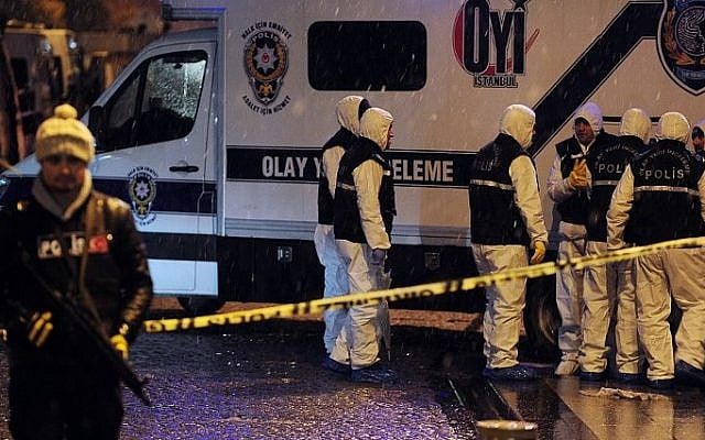 A police officer stands guard while crime scene investigation officers work after a female suicide bomber blew herself up in a police station in the main tourist district of central Istanbul, Turkey, January 6, 2015. (photo credit: AFP/OZAN KOSE) A police officer stands guard while crime scene investigation officers work after a female suicide bomber blew herself up in a police station in the main tourist district of central Istanbul, Turkey, January 6, 2015. (photo credit: AFP/OZAN KOSE)