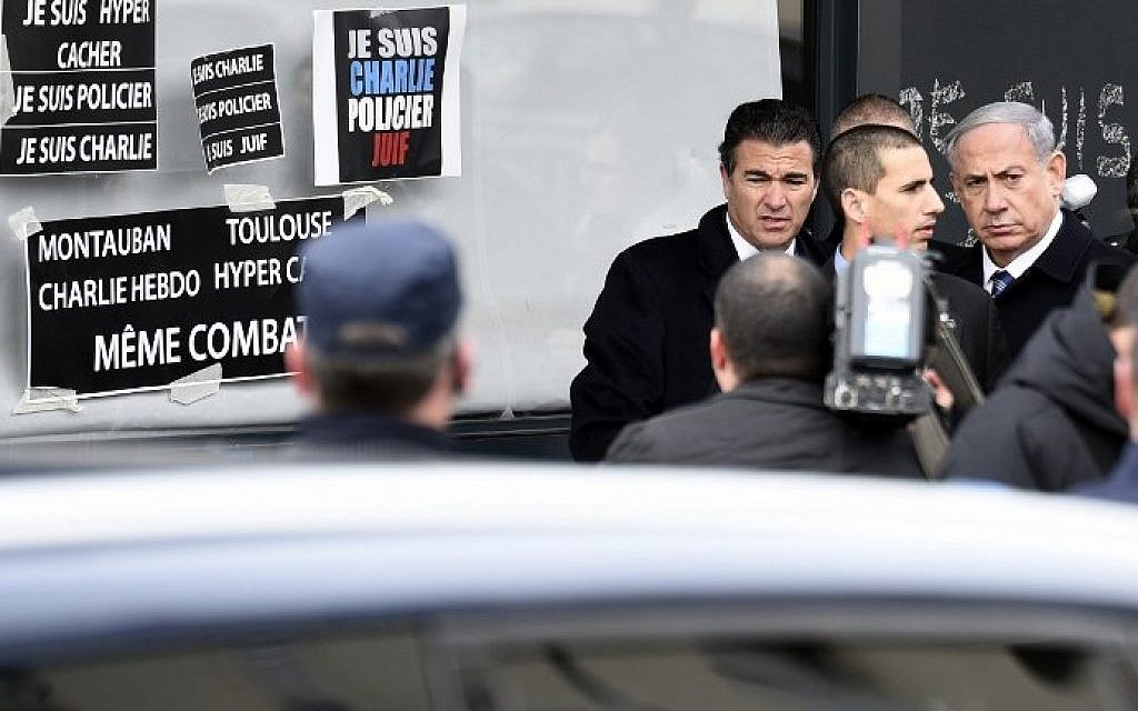 Prime Minister Benjamin Netanyahu (R) arrives at a kosher grocery store in Porte de Vincennes, eastern Paris, on January 12, 2015. (photo credit: Martin Bureau/AFP)