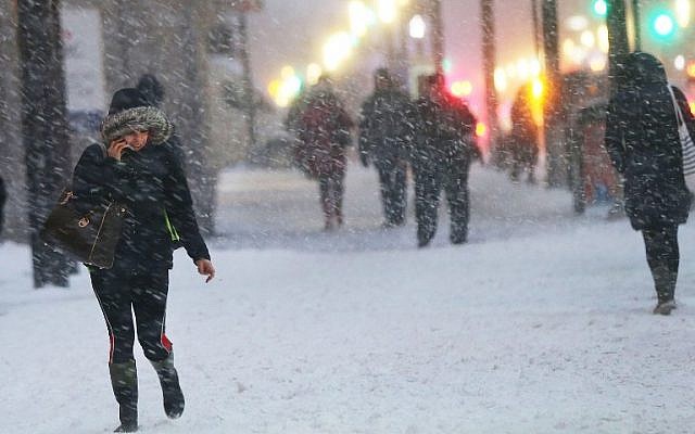 Pedestrians walk along a Manhattan street in heavy snow on January 26, 2015 in New York City. (photo credit: Spencer Platt/Getty Images/AFP) Pedestrians walk along a Manhattan street in heavy snow on January 26, 2015 in New York City. (photo credit: Spencer Platt/Getty Images/AFP)