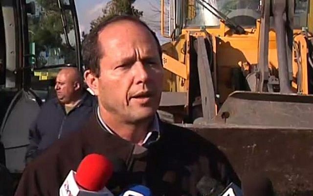 Jerusalem Mayor Nir Barkat speaking to reporters ahead of a snow storm, January 2015 (screen capture:  Mako)