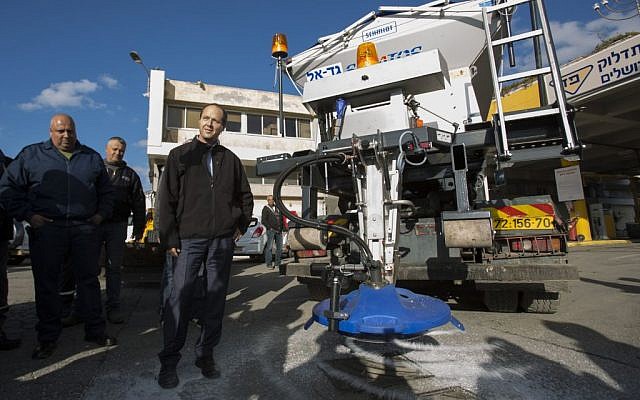 Jerusalem Mayor Nir Barkat visits the Jerusalem Municipality maintenance department as it prepares to clear the snow which is expected to fall in Jerusalem this week. January 5, 2014. (photo credit: Yonatan Sindel/Flash90)