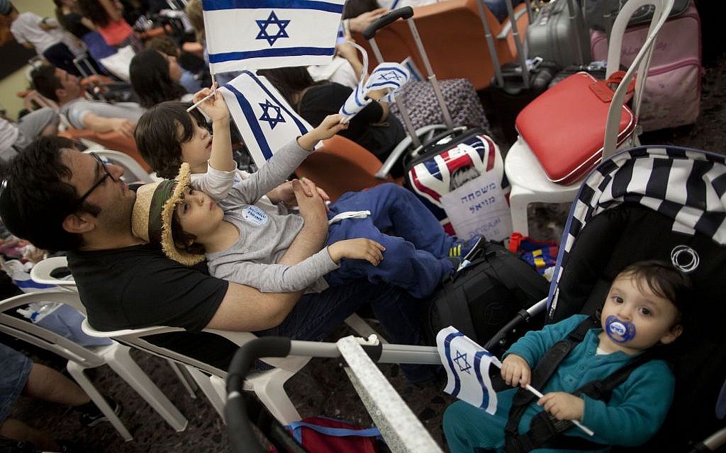 Hundreds of French immigrants arrive at Ben-Gurion Airport, July 16, 2014 (photo credit: Flash 90)