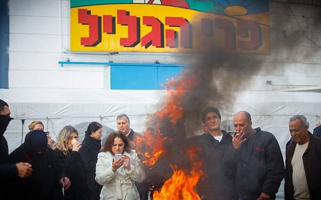 Workers of the Pri HaGalil factory burning tires outside the plant building, January 4, 2015. (photo credit: Flash90) Workers of the Pri HaGalil factory burning tires outside the plant building, January 4, 2015. (photo credit: Flash90)