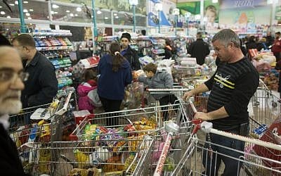 Jerusalem residents stock up on supplies, food ahead of major winter storm. January 6, 2015. (photo credit: Yonatan Sindel/Flash90)