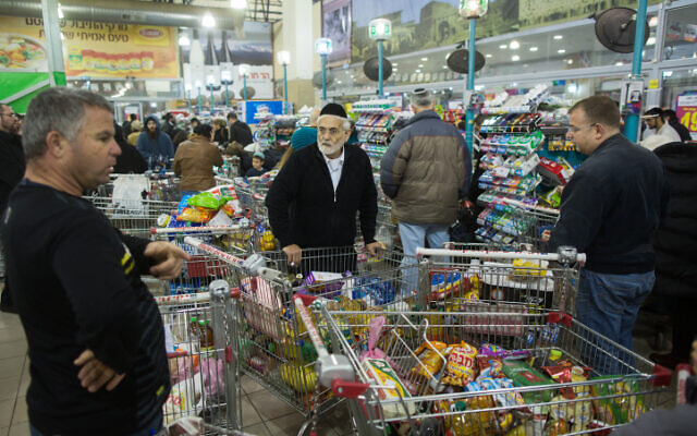 Customers at a Jerusalem supermarket on January 6, 2015 (Yonatan Sindel/Flash90) Customers at a Jerusalem supermarket on January 6, 2015 (Yonatan Sindel/Flash90)