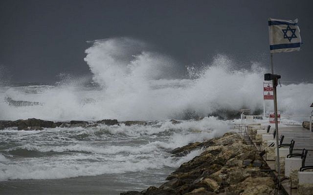 Giant waves hit the dock due to stormy winds at the Tel Aviv port, January 07, 2015. (photo credit: Ben Kelmer/FLASH90)