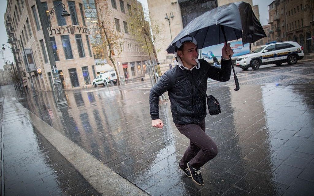 A man sprints along Jerusalem's Jaffa Road on Wednesday, January 7, 2015 (photo credit: Yonatan Sindel/Flash90)