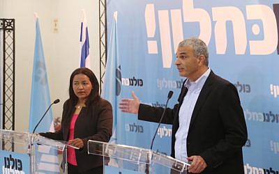 Moshe Kahlon announces Tzaga Malko's joining Kahlon's Kulanu party in Tel Aviv on January 11, 2015. The election committee disqualified Malko for not leaving her government job in time. (Photo credit: Flash90)