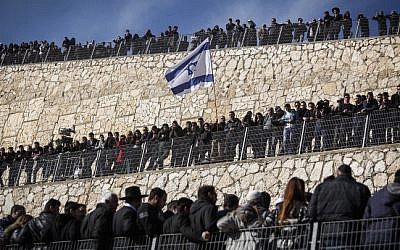 Thousands of people attend the funeral ceremony of the four Jewish victims of an Islamist terror attack on a Paris kosher grocery, held at Har HaMenuchot cemetery in Jerusalem, on January 13, 2015. (photo credit: by Yonatan Sindel/Flash90) 