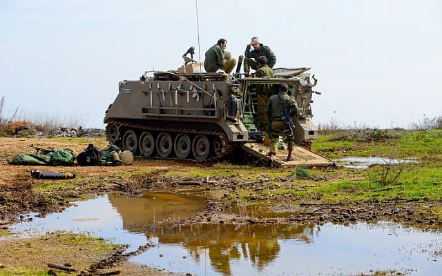 IDF soldiers in northern Israel on January 19, 2015 (photo credit: Basal Awidat/Flash90)