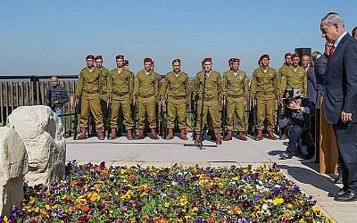 Prime Minister Benjamin Netanyahu pays his respects at a state memorial ceremony for late prime minister Ariel Sharon on January 29, 2015, at the family's Sycamore ranch, near the Israeli city of Sderot. (photo credit: Edi Israel/Flash90) 