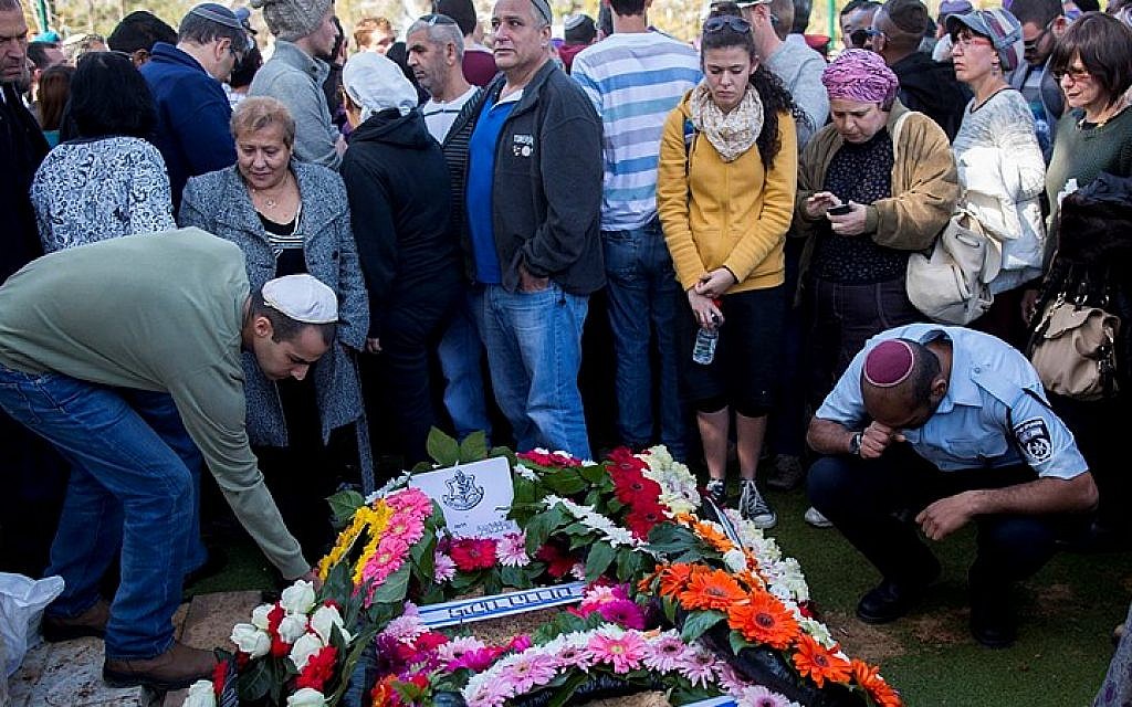 Relatives and friends of Cpt. Yochai Kalangel mourning during his funeral at the military cemetery on Mount Herzl, in Jerusalem on January 29, 2015, (photo credit: Yonatan Sindel/Flash90)