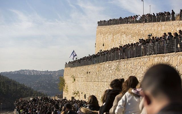 Thousands of people attend the funeral ceremony of the four Jewish victims in the Paris Kosher Market terror attack at Har HaMenuchot cemetery in Jerusalem, on January 13, 2015. (Photo credit: Yonatan Sindel/Flash90)