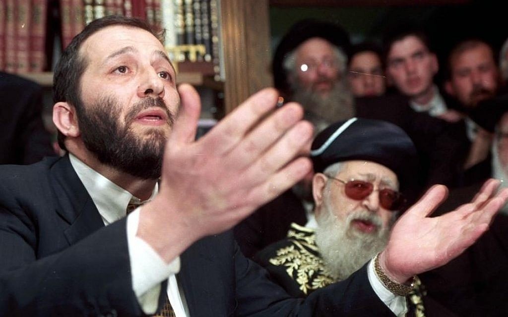 Aryeh Deri and Rabbi Ovadia Yosef, March 17, 1999. (Flash90)