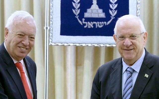 President Reuven Rivlin (R) and Spanish Foreign Minister José Garcia Mallargo (L) (photo credit: Courtesy)