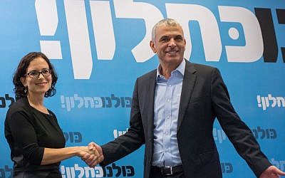 Leader of the Kulanu political party Moshe Kahlon (R) and Rachel Azaria hold a joint press conference in Jerusalem on January 6, 2015. (photo credit: Ben Kelmer/Flash90)