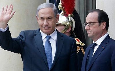 French President Francois Hollande (right) and Israeli Prime Minister Benjamin Netanyahu pose for photographers at the Elysee Palace, Paris, January 11, 2015. (photo credit: AP/Thibault Camus) 