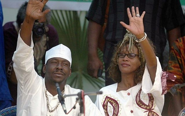Singer Whitney Houston and her musician husband, Bobby Brown, visiting with the African Hebrew community in Dimona, Israel, May 30, 2003. (Photo credit: Uriel Sinai/Getty Images/JTA)