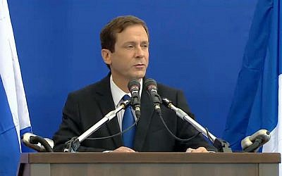 Opposition head MK Isaac Herzog addresses the crowd at the funeral for four French Jews killed in an attack at a kosher supermarket in Paris, on Tuesday, January 13, 2015 (screen capture)