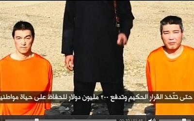 A capture from the latest ISIS video shows that the shadow cast by the head on the neck of each hostage falls in an opposite direction. (photo credit: Screen capture)