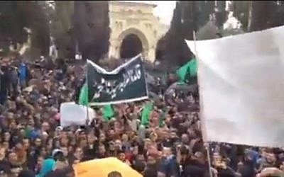 Demonstrators gather on the Temple Mount on January 16, 2015 after Friday prayers at the al-Aqsa Mosque in Jerusalem to  protest the depiction of the Prophet Muhammad in the French publication Charlie Hebdo this week. (screen capture: Shehab News Agency/Facebook)