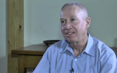 Maj. Gen. (ret. ) and Kulanu candidate Yoav Galant speaking with Ynet reporters in an interview on January 9, 2015. (screen capture: Ynet News)